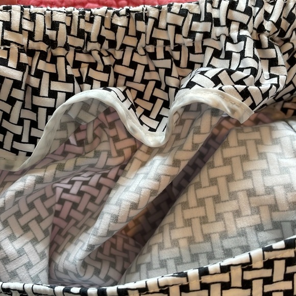 Women’s 22WP Talbots Black/White Basketweave Patterned Capris front pockets - Picture 4 of 10